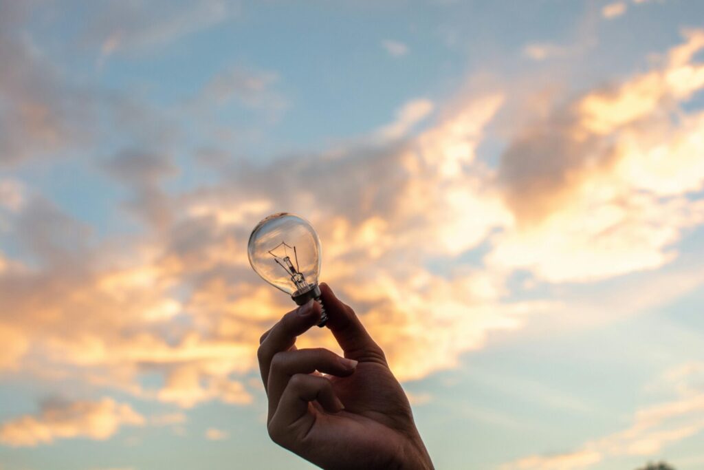 Foto di lil artsy: https://www.pexels.com/it-it/foto/persona-in-possesso-di-lampadina-chiara-1314410/