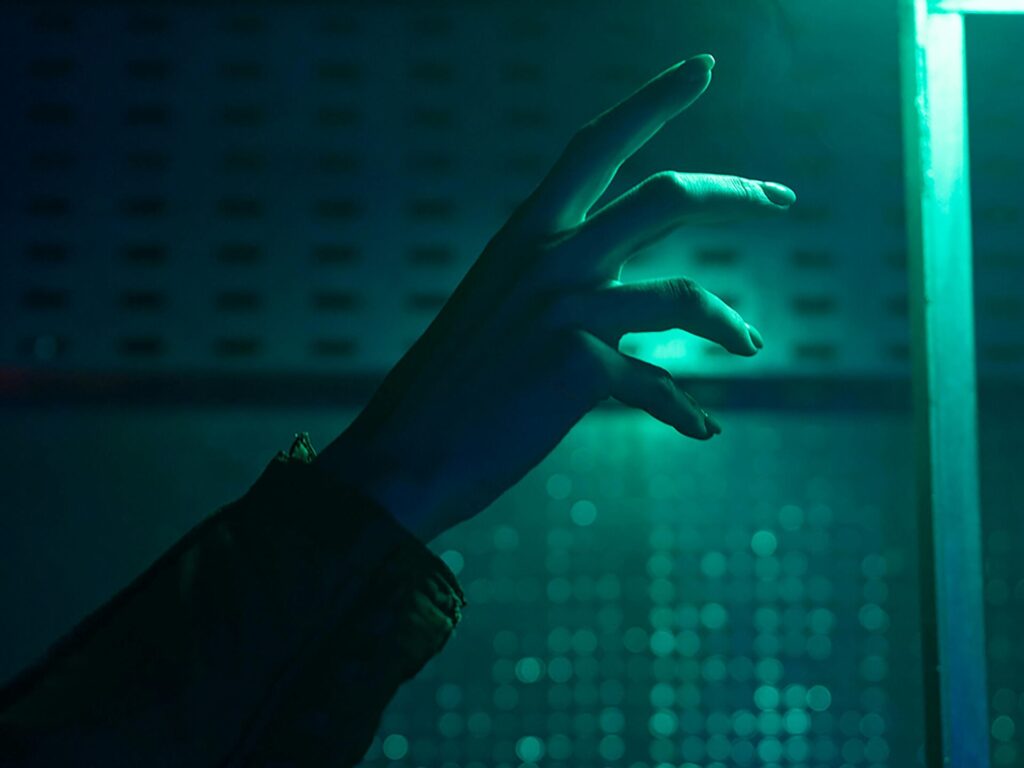 Foto di ROMAN ODINTSOV: https://www.pexels.com/it-it/foto/vacanza-arte-giallo-carino-6898854/