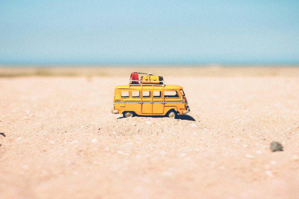 Foto di Nubia Navarro (nubikini): https://www.pexels.com/it-it/foto/furgone-in-miniatura-pressofuso-giallo-su-sabbia-marrone-386000/