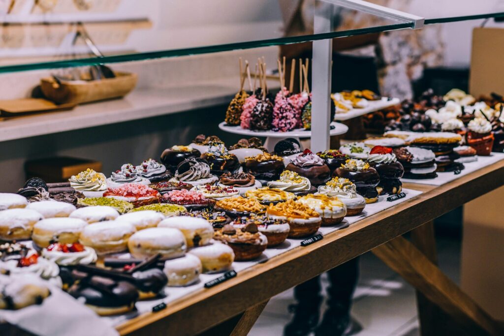 Foto di Igor Ovsyannykov: https://www.pexels.com/it-it/foto/ciambelle-e-display-di-bagel-205961/