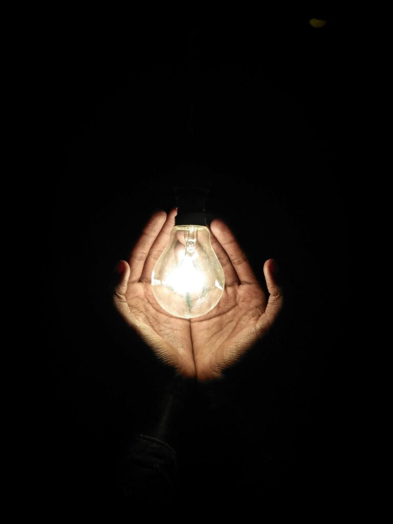 Foto di Gursharndeep Singh: https://www.pexels.com/it-it/foto/lampadina-a-incandescenza-illuminata-2938278/