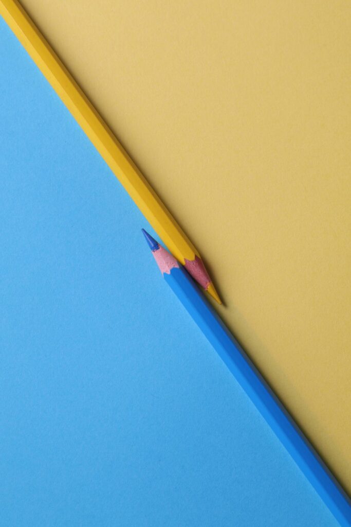 Foto di Ann H: https://www.pexels.com/it-it/foto/matite-colorate-gialle-e-blu-1762851/