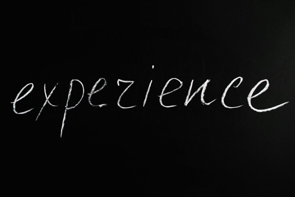 Foto di Anna Tarazevich: https://www.pexels.com/it-it/foto/esperienza-di-testo-con-lettere-su-sfondo-nero-5598300/